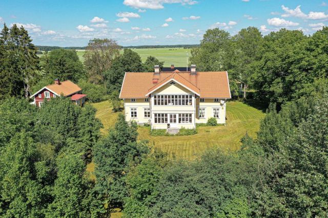 Now is the time for anyone to give me 600k € so I can move in to this local gem  👉👈 idk how many times I&rsquo;ve passed this house and just 💔Bjurfors
