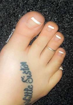 sweetfeet438:  A little close up of her sexy toes 👣