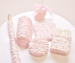 kawaiistomp:  Pink pearls and lace candy