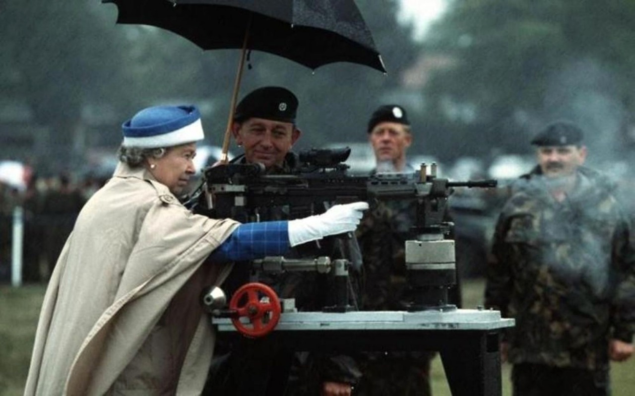 La reine d'Angleterre Elizabeth fait feu en 1993. Queen Elizabeth II banishment a