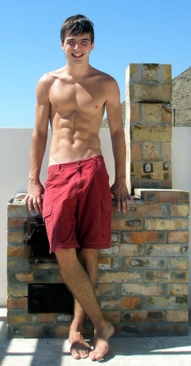 leoer2:  just-a-twink: dudecurious: Lean Shirtless & Barefoot in Red Shorts… Fuckin’ Hot Abs! 