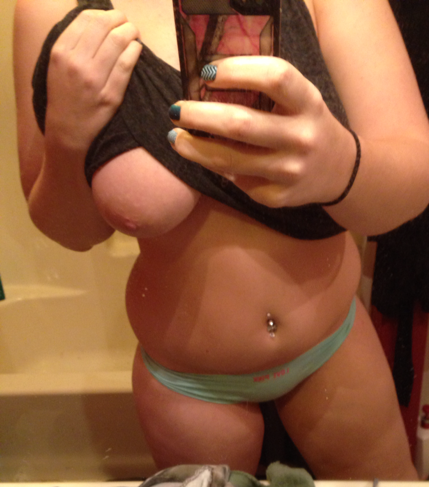 laurbaurbaby:  Some tank top fun 😊 
