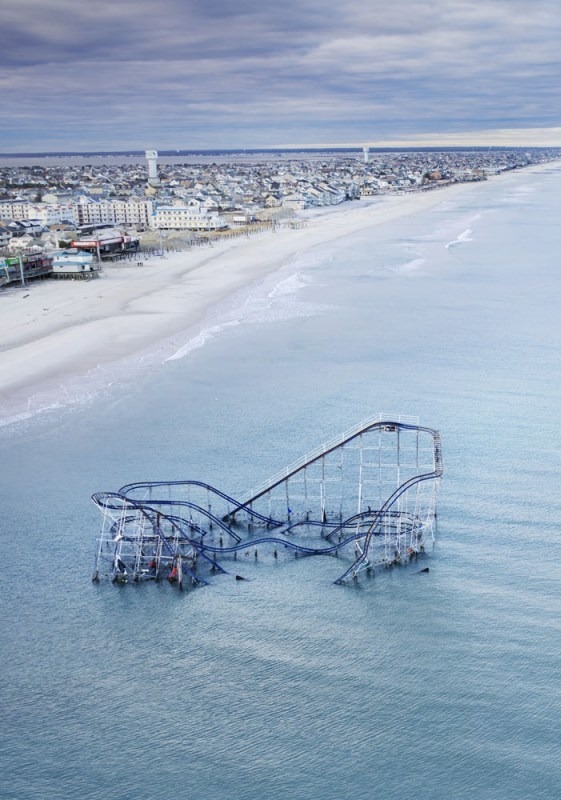 ninthtravelingman:
“ belalugosilives:
“ endingful:
“ photo shopped to the max this picture is impossible because there would be a board walk right there and the skyride lol you tried
”
i cant tell if this caption is serious or not but it enrages...