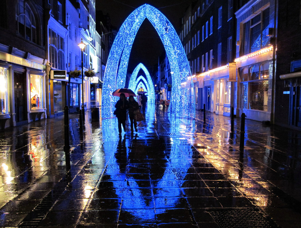 runswith:  Holiday Archway Blues A rainy night early in the holiday season, off Oxford
