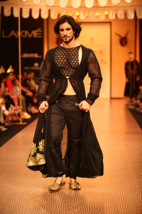 twistmyarm: Lamke’s Fashion Week in India.Lets take a minute to appreciate this photoset.