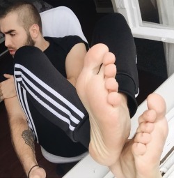 footlandia:  gayfootjacked:Free live feet webcams | Another post | Follow | Subscribe by email Source: https://t.co/VqawQtKIoX  Beautiful toes!!! 😛👃🏼🍆💦💦