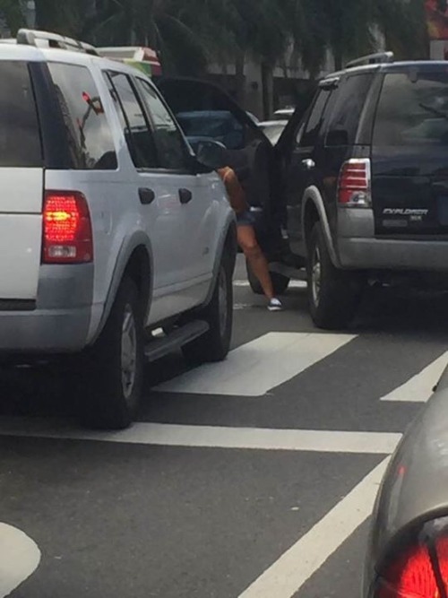 sexydon787: Como Mear en Plena Avenida Roosvelt en Puerto Rico Sometime you just can&rsquo;t hol