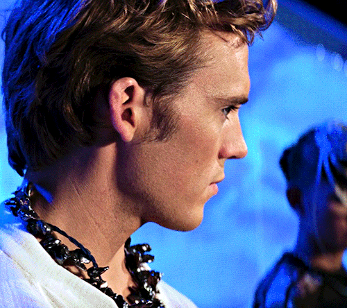 magnusedom:Sam Claflin as Finnick Odair in THE HUNGER GAMES: CATCHING FIRE (2013).