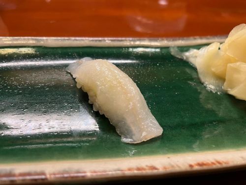 世界で一番美味しいと思ってるお寿司屋さん。東京湾のキス、ヤリイカ、カワハギ、ブリの脂が少ないところとノッてるところ（隣の席に氷見の近くで獲れたとか説明してたかな？）、ヒラメの縁側、中トロ、ネギマ、赤貝