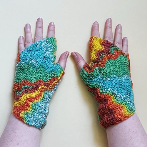 I have finally published a new #knittingpattern for fingerless gloves. They are knitted flat around 