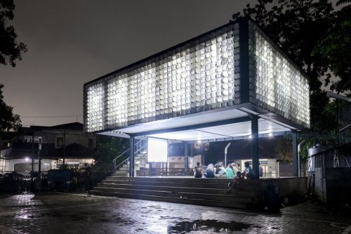 This micro-library is made of 2,000 recycled ice cream containersThese days it’s all about sustainab