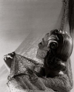 vampdreaminginhollywood:  Horst P Horst ‘Shadows, Helen Bennett’ 1935 