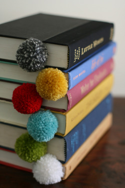 scissorsandthread:  Yarn Ball Bookmark | The Perfect Gift You’re only going to need two things for this DIY - some yarn and a pair of scissors! Such a cute way to keep your place in a book - just don’t let your cat near it or you’ll never see it