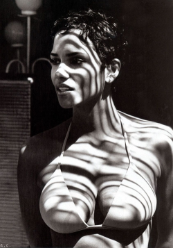 finestrasulcortile: Halle Berry