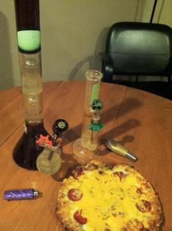your-pot-blog:  Any pizza is a personal pizza if youre high enough ;)  moar weed