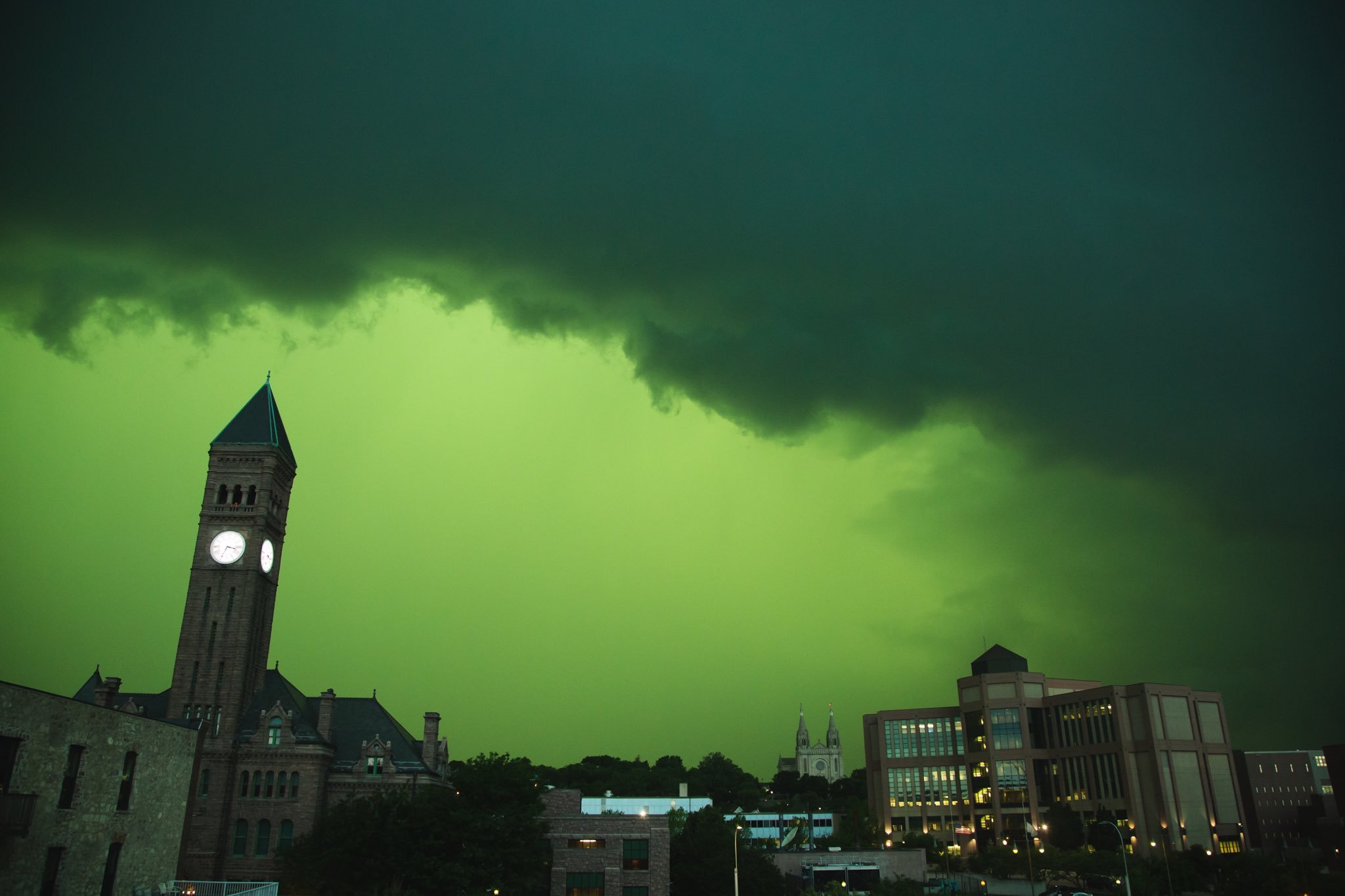 crafted-picklez:kaijuno:kaijuno:This was in Sioux Falls South Dakota! The green sky