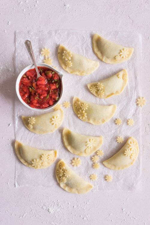 sweetoothgirl:strawberry basil hand pies