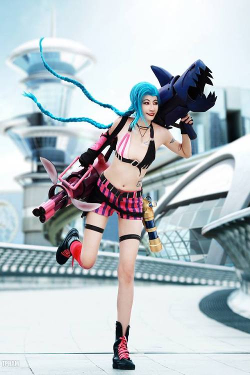 LEAGUE OF LEGENDS cosplay Cosplayer: Monz Pierrot Character: Jinx Photo by TPham