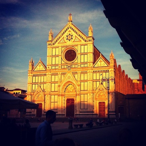 Sunsetting on the façade of Santa Croce #santacroce #piazzasantscroce #sunset #firenze #florence #ba