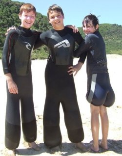 d0nn0:  chicken-mcniggletts:  they filled their wetsuits with water…  dat booty tho