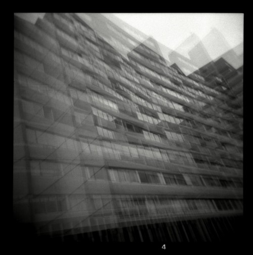 lomomiket:  Hochhaus. Holga 120 + Rollei 400, Mehrfachbelichtungen