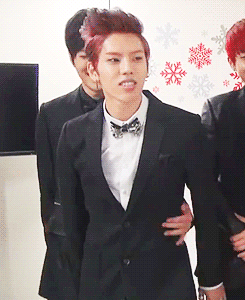 chandoo:  myungsoo clutching onto dongwoo’s waist ≧◡≦ 