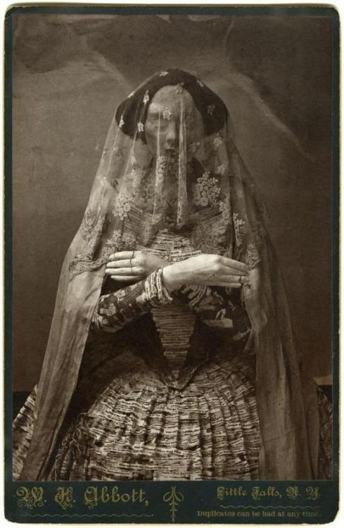 unoriginallyblueeyes:  sixpenceee:  Madam Violet, Queen of the Edinburgh Vampire Hive: She was voted