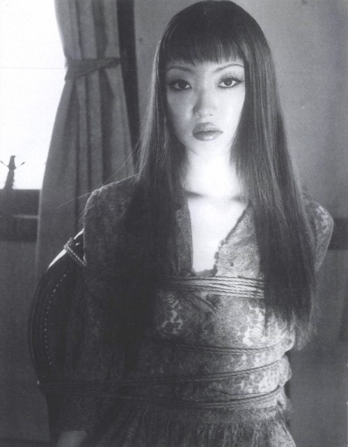 salon-san:『アラーキーの緊縛艶女 8』S&amp;Mスナイパー2003年3月号。写真：荒木経惟、モデル：れいな