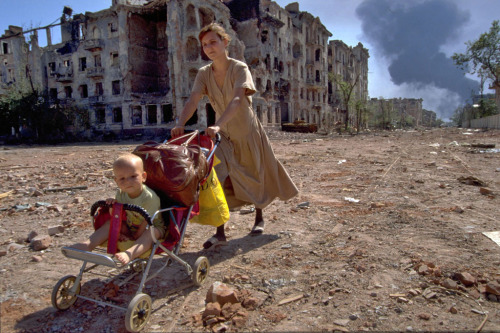 soldiers-of-war: RUSSIA. Chechnya. Grozny. May 1995. Daily life in the Chechen capital. Photograph: 