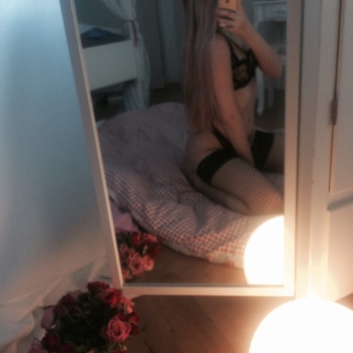 xfairygrlx:  ♡I should be on a beach listening to Lana Del Rey sippin on a Pina Colada right this second♡