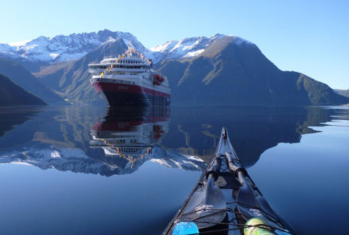 mymodernmet:Phenomenal Shots of Norway’s Fjords from the Stunning Perspective of a Kayaker