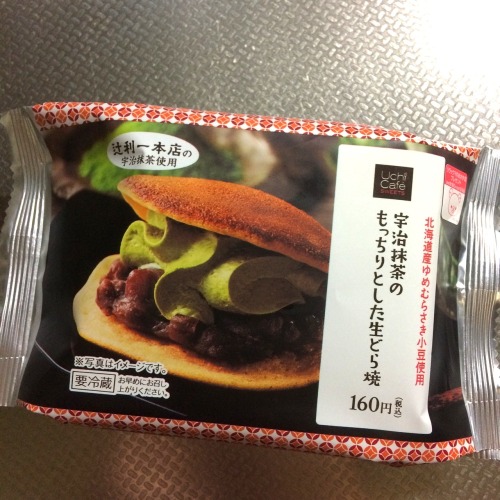 コンビニスイーツはローソンの生どら♪Sweets of the convenience store is Dorayaki with Matcha cream.Convenience store: L