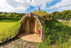 thethetwistedone:  voiceofnature:  Apartma Zemljanka - Earth House   For the modern Hobbit