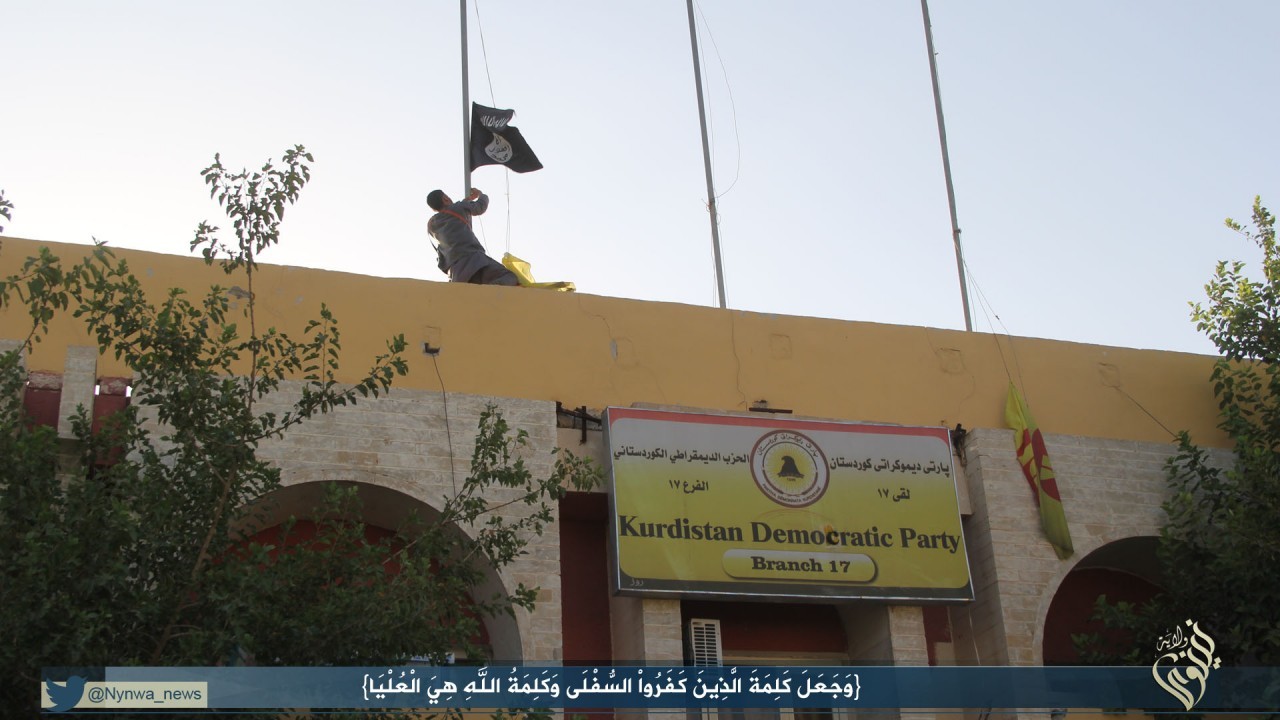 jaume-bertran:  La bandera negra del califato ondea en la sede del Partido Democrático