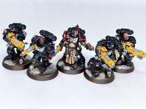 Primaris Hellblasters for my Black Templars. Had a ton of fun converting and painting up these bois!