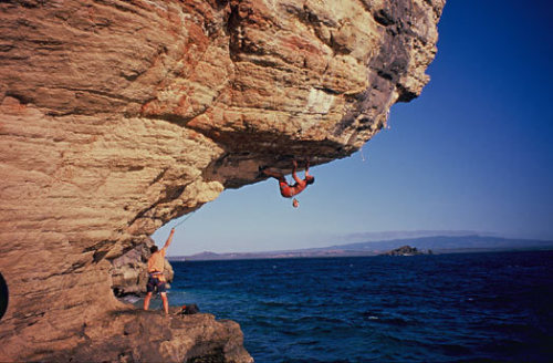 house-under-a-rock:  Gaz Parry redpointing the first free ascent of Les Nuafrages Du Rhum (8b, 5.13d), on the island of Nosy Andantsara, Madagascarphoto: Jerry Gore