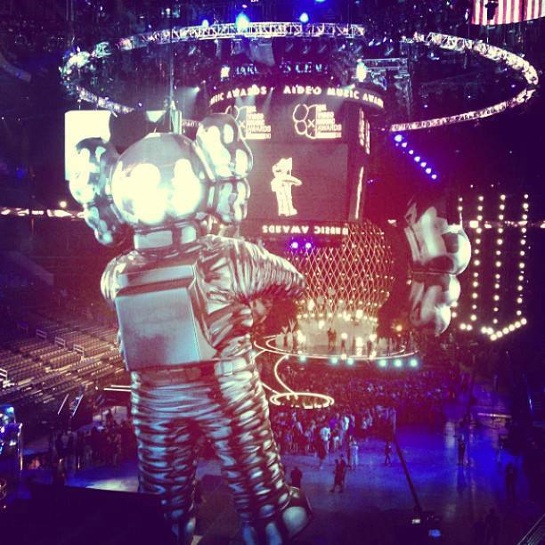 artpopsexboy:  VMA STAGE