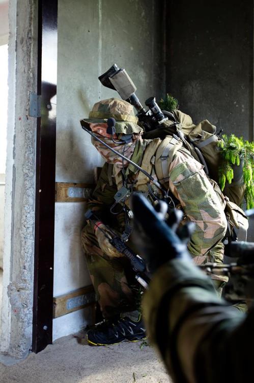 cptncraig:  Sniper teams of the Telemark Battalion The second last pic has been making it’s rounds in the norwegian army tag before, but it helps to see the snipers MP7 ( I could be wrong?) that is also being held in the last pic.