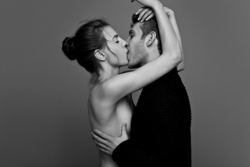 Porn mymodernmet:  Couples Passionately Kissing photos