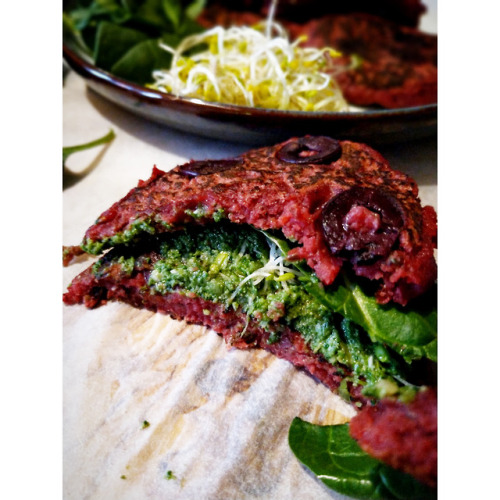 “Colours&Flavours” ❤️❤️ -leftover kale pesto with savoury, beetroot [gram flour] pan