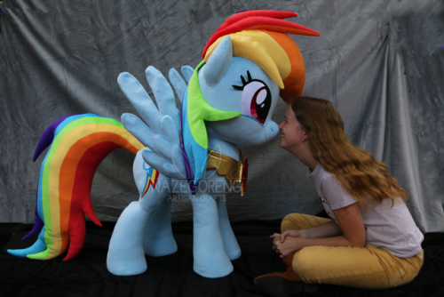 tambelon:  nazegoreng:  Lifesize (42") Rainbow Dash Plushie! Made by me. For more info check out her DA post: http://nazegoreng.deviantart.com/art/Lifesize-Rainbow-Dash-Custom-Plush-526409297  Oh wow, she came out absolutely lovely, Naz! Love her