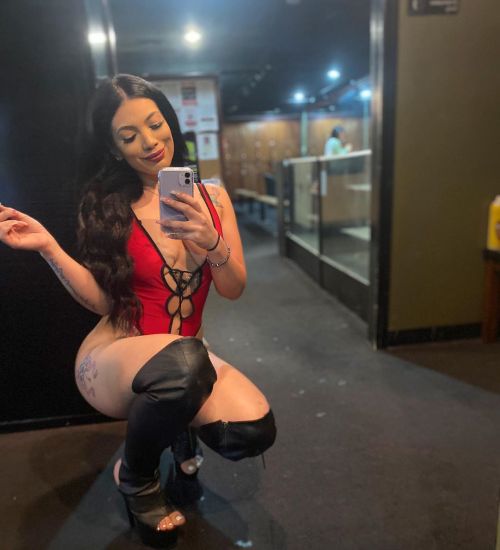 stripper-locker-room:  https://www.instagram.com/dulcehelenaa_/