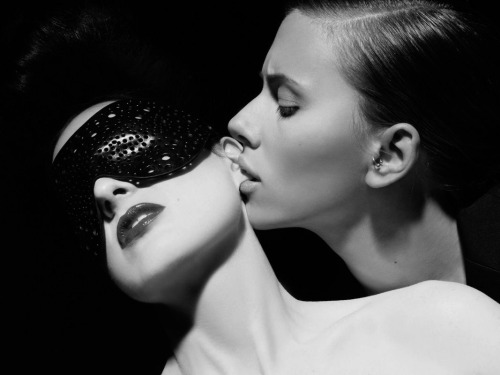 witty-owl: Scarlett Johansson and Dita Von Teese photographed by James White for Flaunt magazin (200