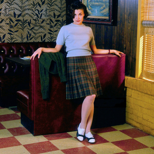 Sherilyn Fenn / publicity photo taken in November 1989 for the original series of Twin Peaks (ABC 19