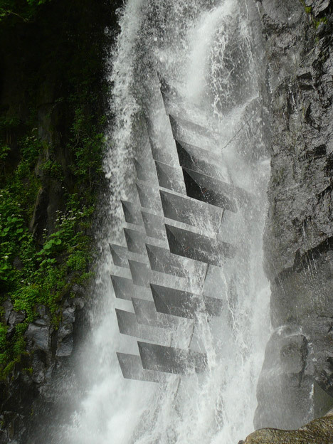 floresenelatico:  Laurent Gongora attached 24 metal elements to the rock behind