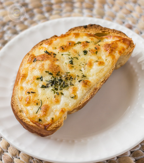 do-not-touch-my-food: Cheesy Garlic Bread