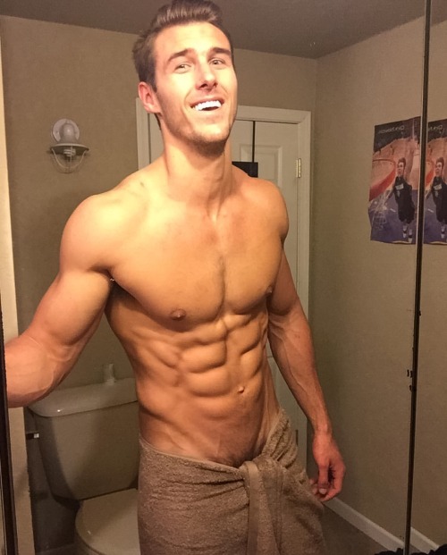 sprinkledpeen: Dusty Lachowicz’s sexy towel selfies  Click here for more photos of Dusty.   