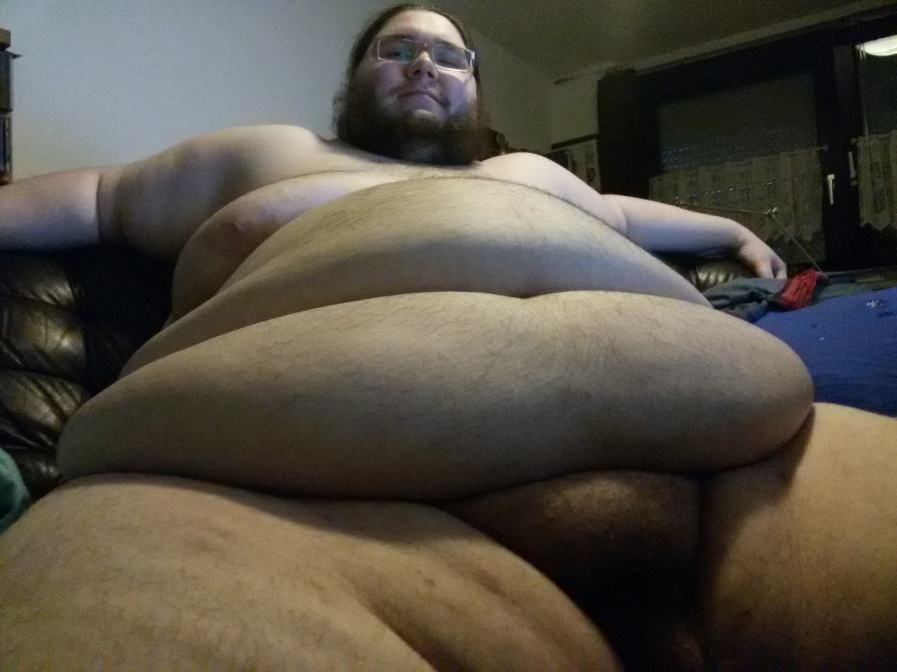 My girlfriend said i shoud show my current weight gain results. My biggest fat roll