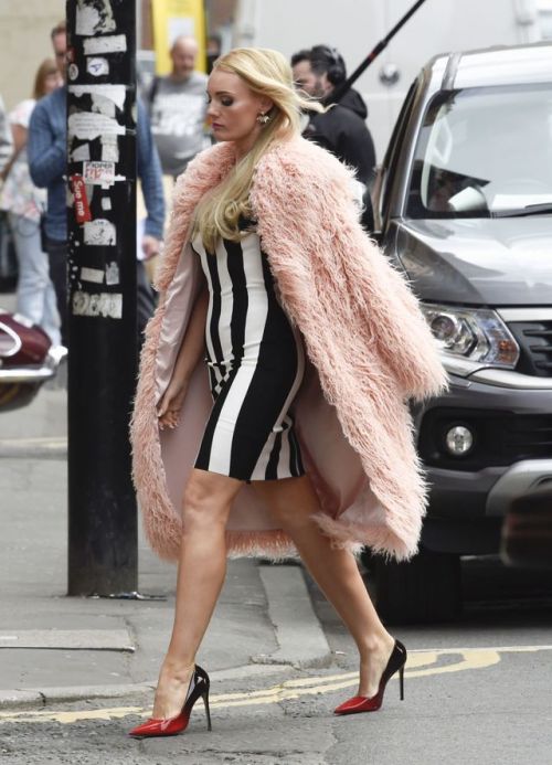 Vicky MeyersFollow celebrity-legs-and-heels.tumblr.com/ for more!(via vicky-meyers-on-the-set