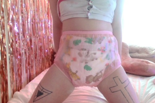 littlediaperedslut: Start of my weekend 24/7 diaper challenge! Send me diaper checks, mean dares and